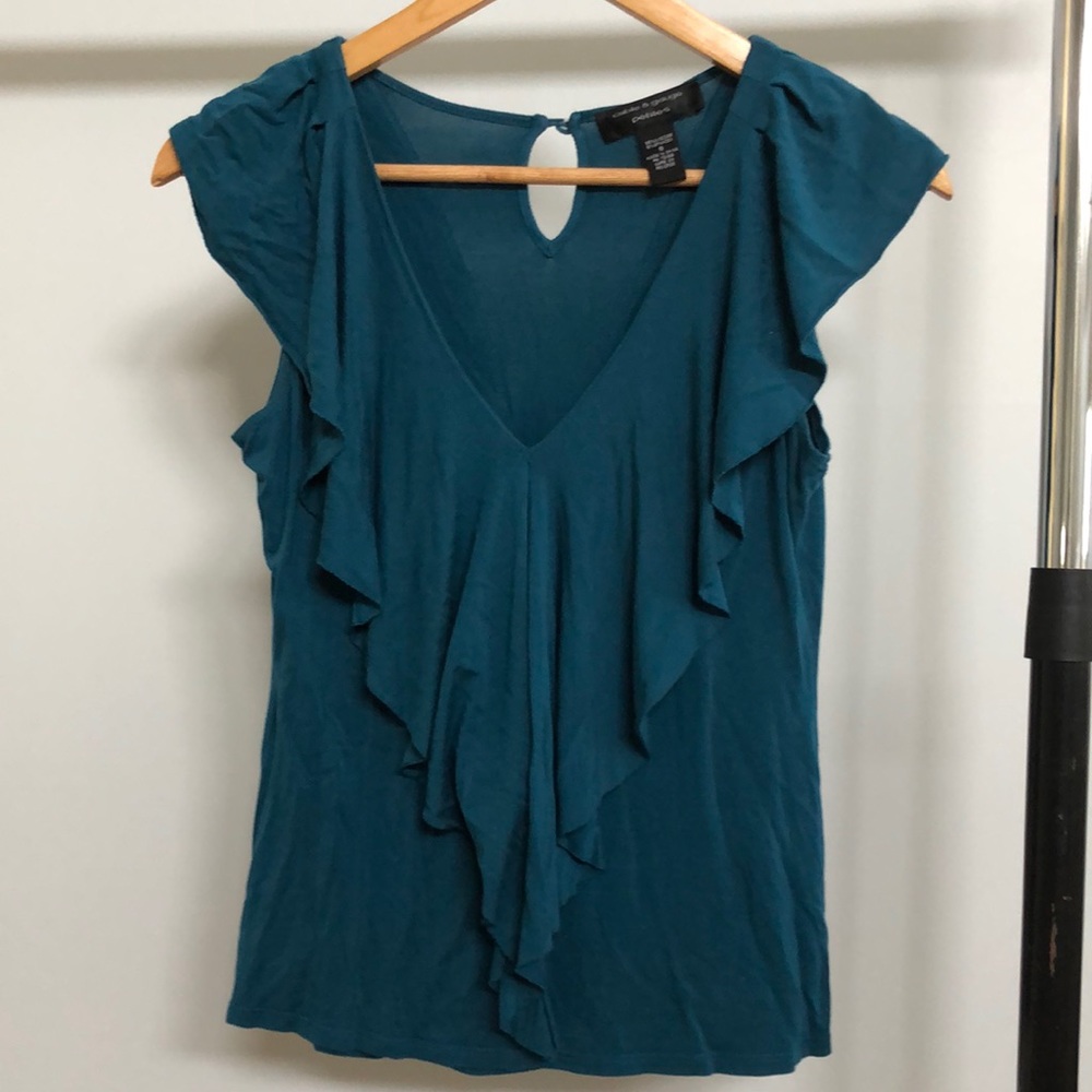 Ruffled v neck top.